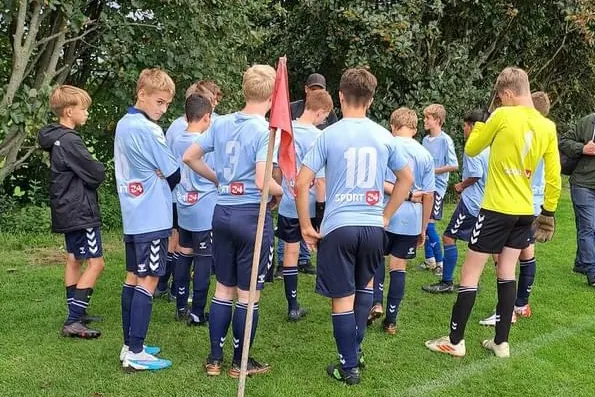 BUF Horsens: Når fodbold er sjovt! - hold der står samlet