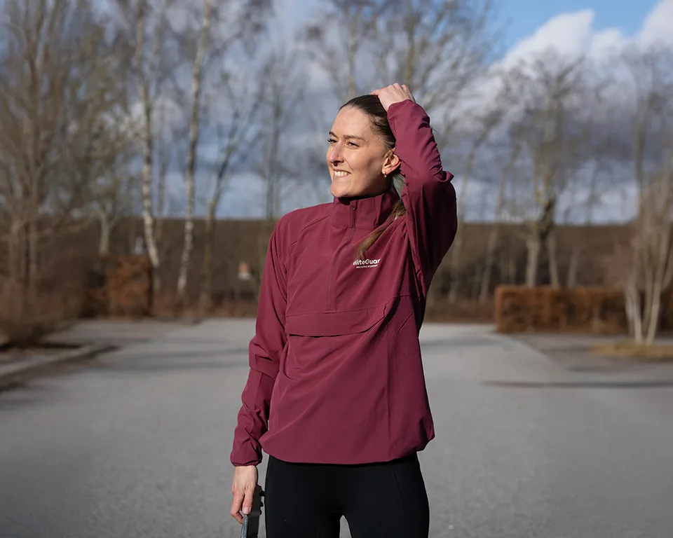 Billede 1 - træning - kvinde i rød liiteguard løbejakke