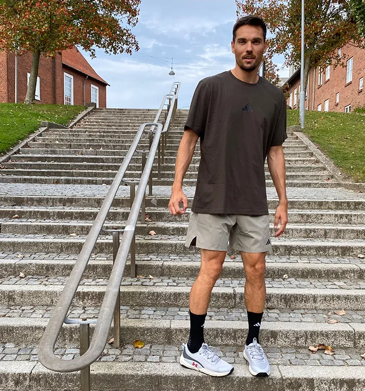 Billede 1 - træning - mand på trappe