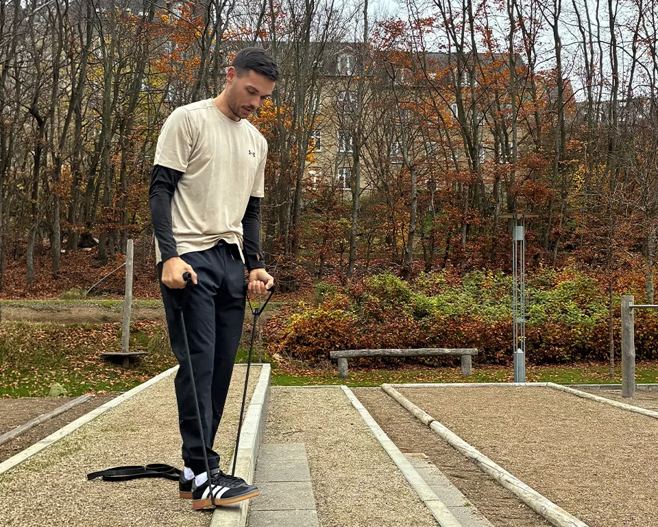 Billede 2 - træning - mand med træningselastik