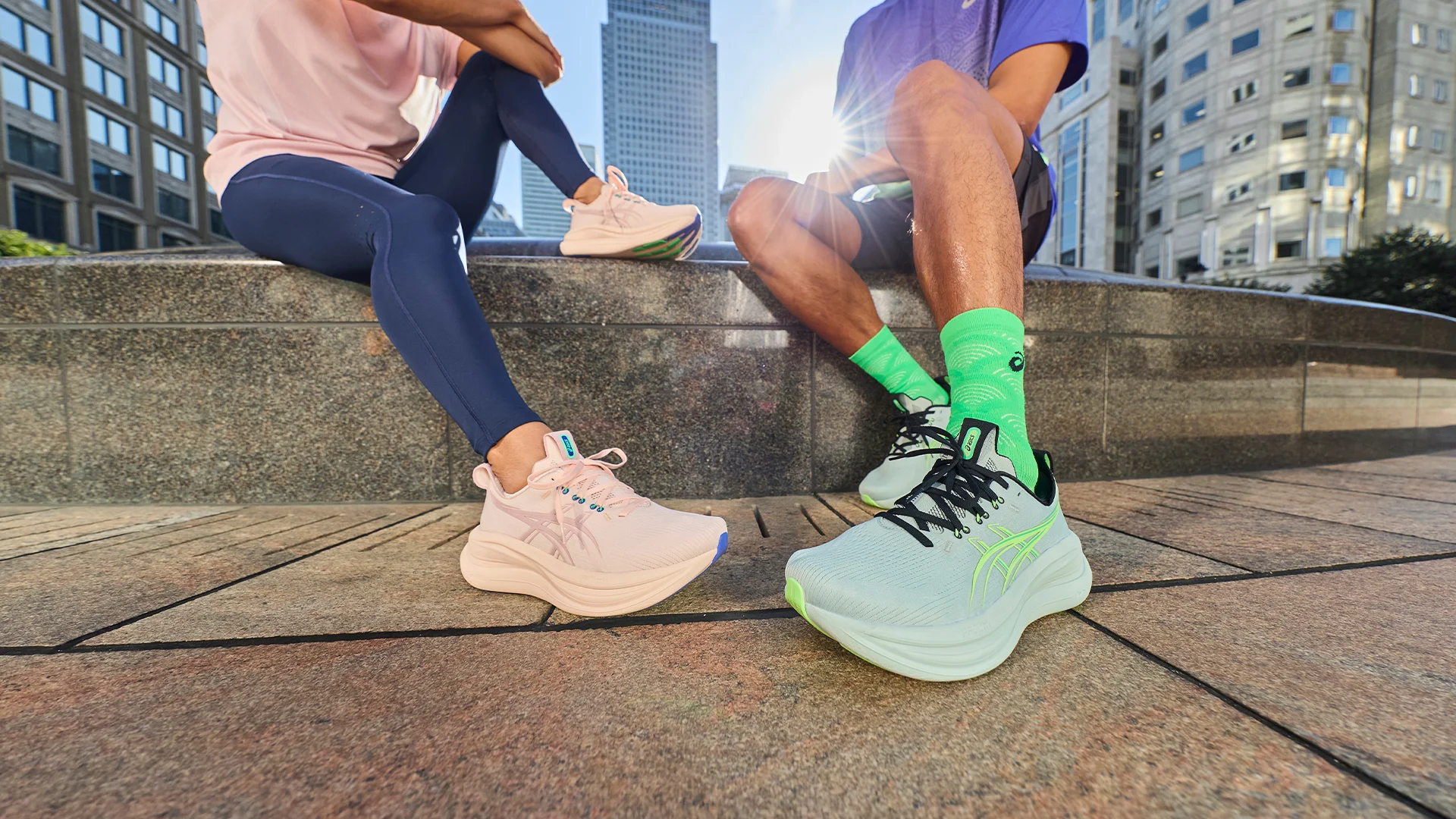 Tekst og billede - ASICS Nimbus 28 Forside - Image left