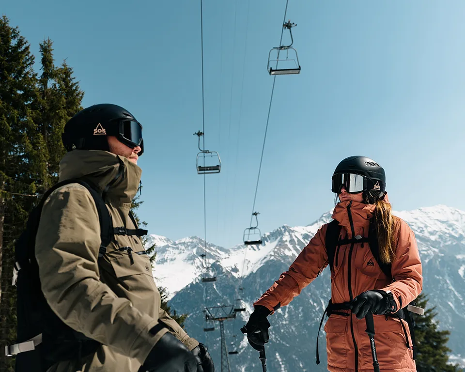 To mennesker på ski