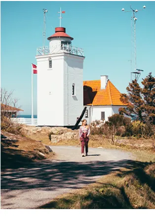 Marianne går ved kirke