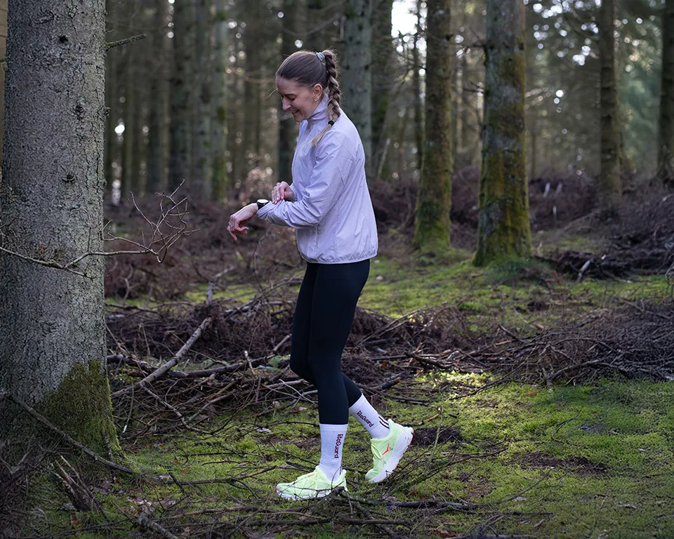 Billede 1 - træning - kvindelig løber i skov