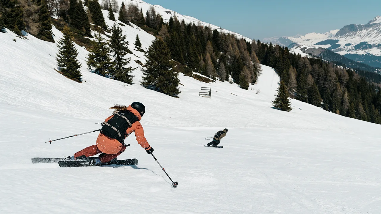 På ski ned af bakke