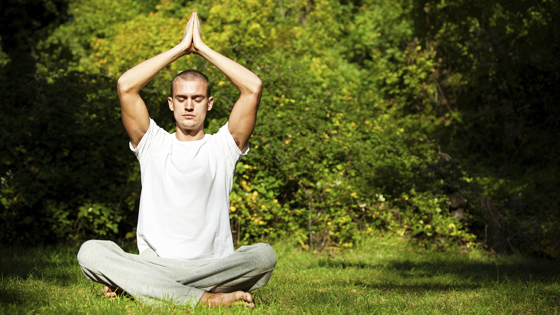 Сканворд медитация. Медитация мужчина. Мужчина на йоге. Мужчина медитирует. Йога на природе.