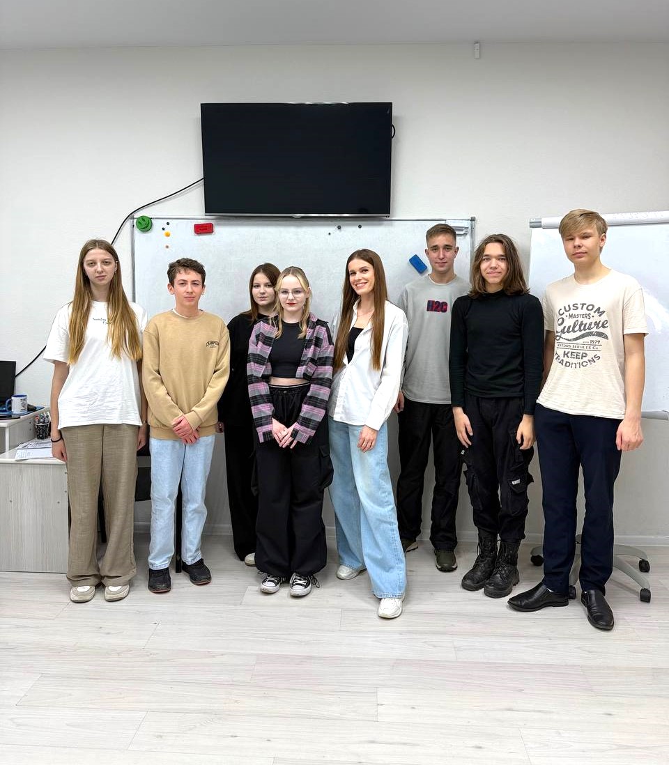 Студенты курса TEEN ACADEMY