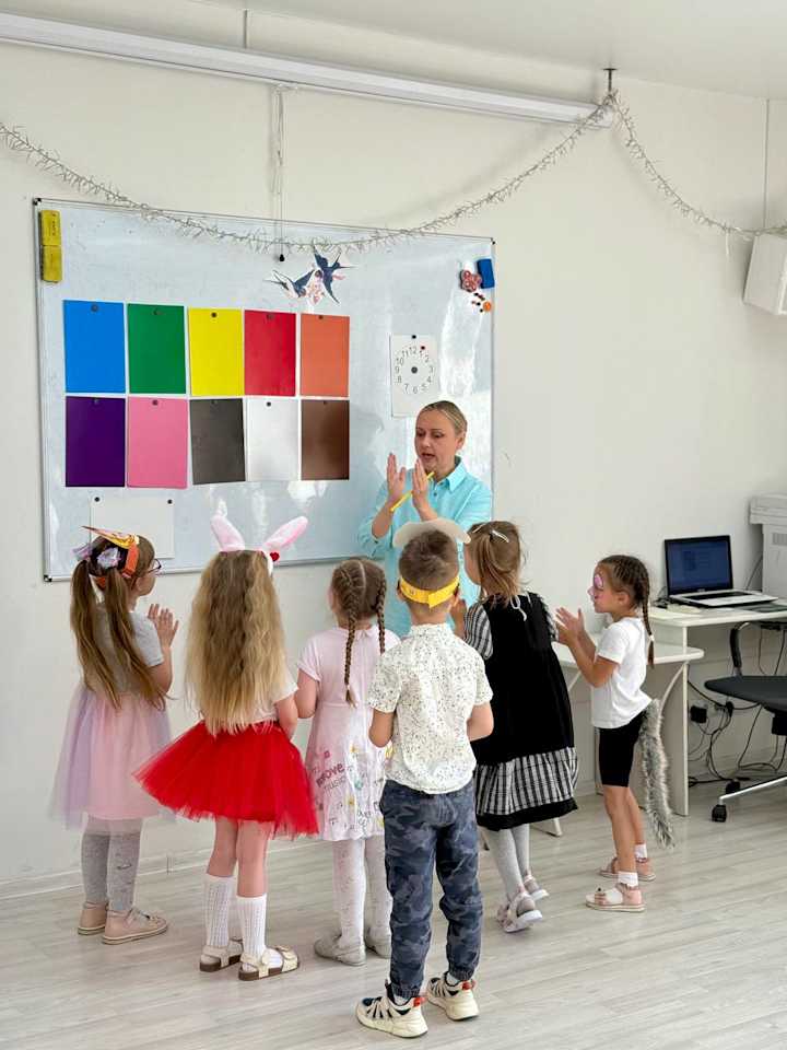 Красочные занятия в группах KIDS STUDIO