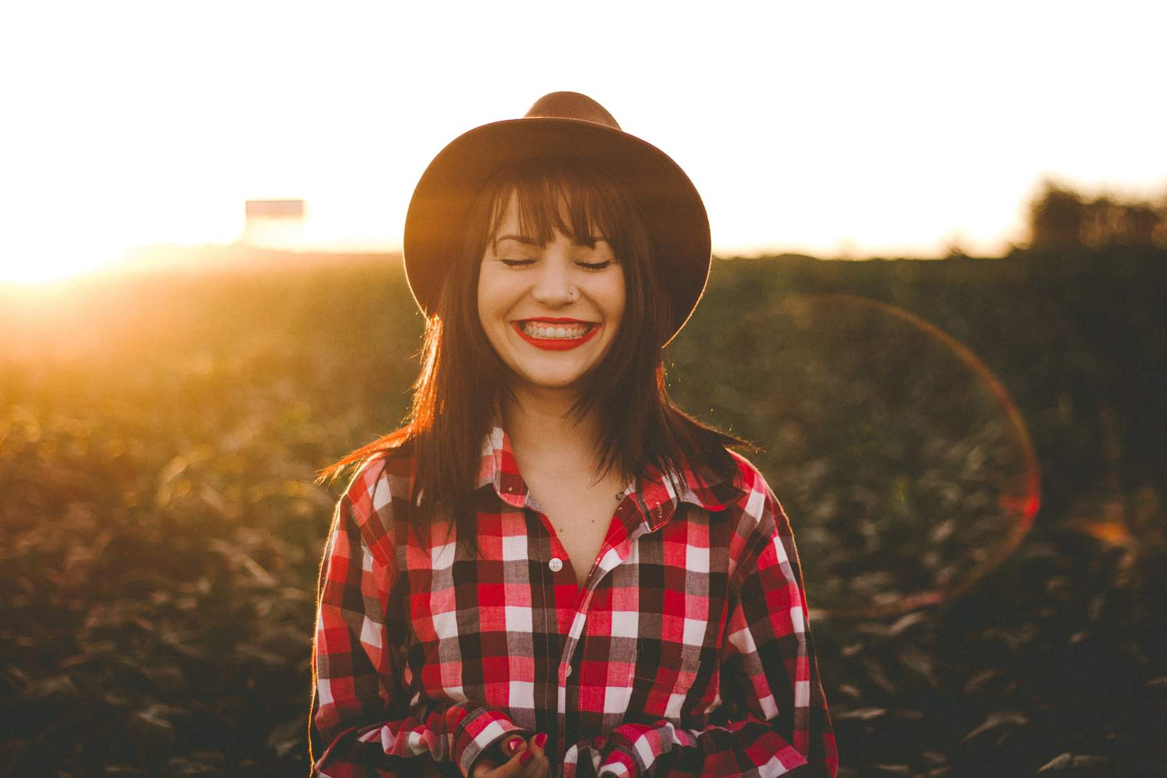Mujer en un campo sonriendo