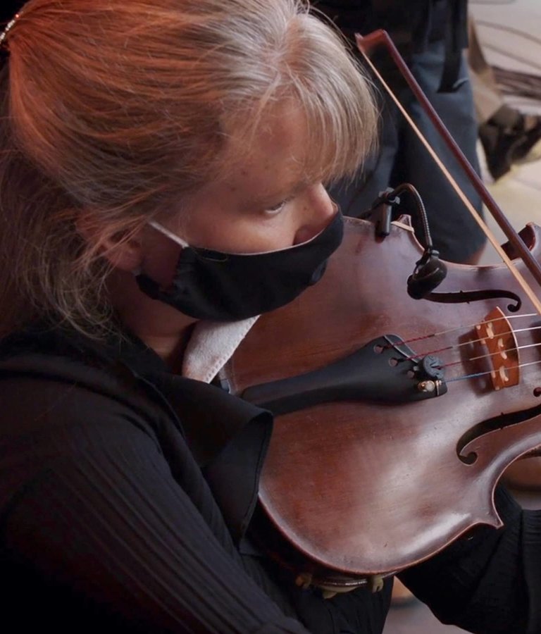 Los Angeles Philharmonic violist Leticia Oaks Strong during a SOUND/STAGE recording session.