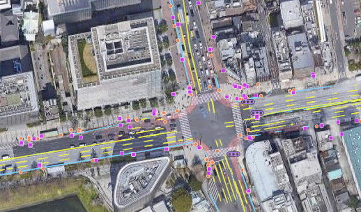生成された道路境界（青）、車線マーカー（黄）、案内標識（ピンク）、ポール（オレンジ）、信号機（紫）を含む地図