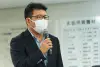 A middle-aged man asking a question at the "Future Community Building" briefing session hosted by Susono City