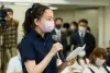A female student asking a question at the "Future Community Building" briefing session hosted by Susono City