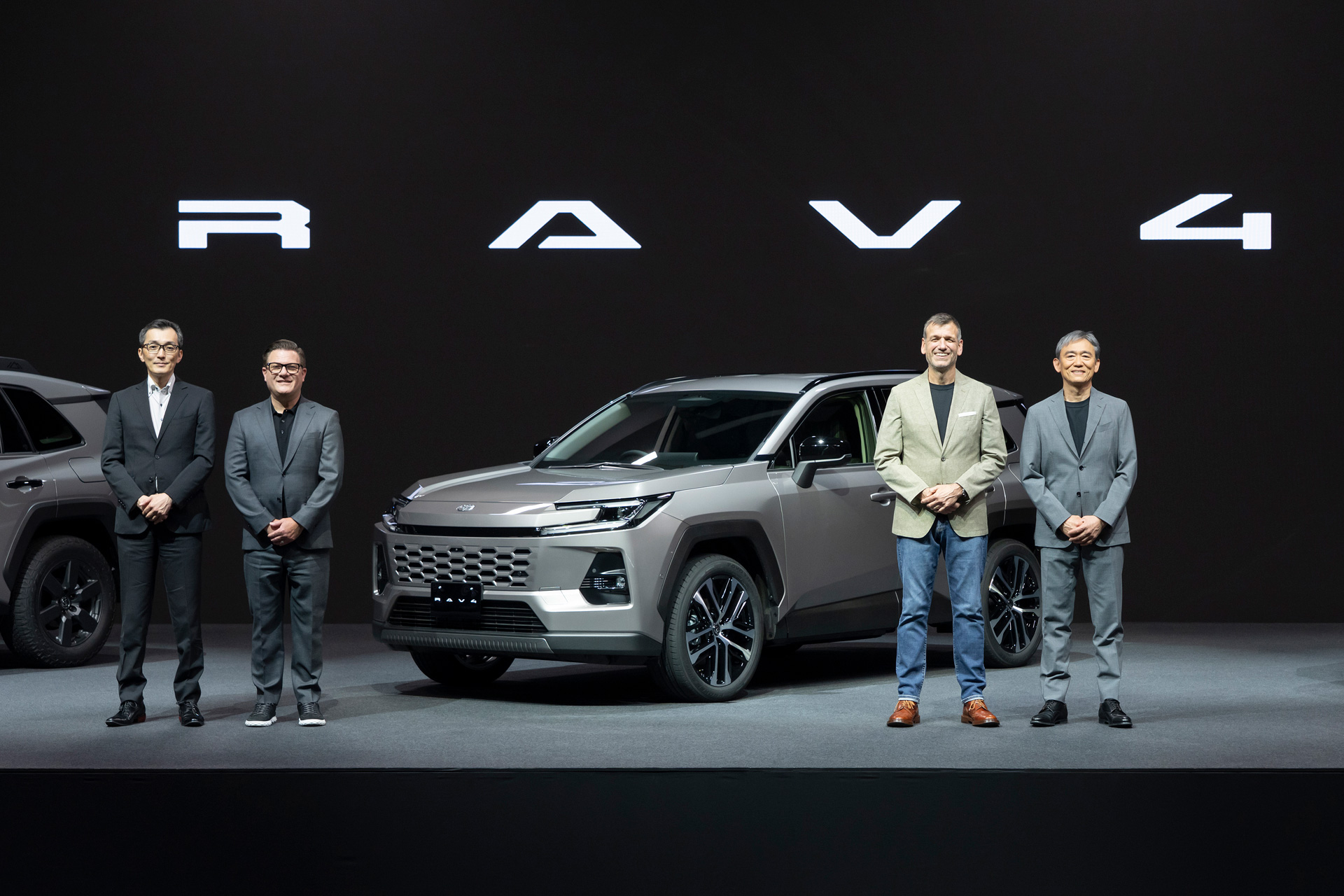 新型RAV4の前に立つトヨタとウーブン・バイ・トヨタの役員たち