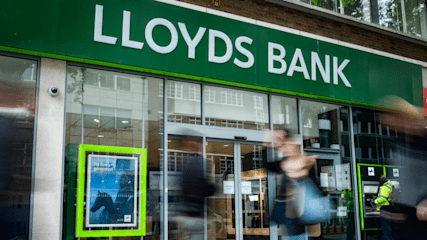 hero-Lloyds-branch-people.png