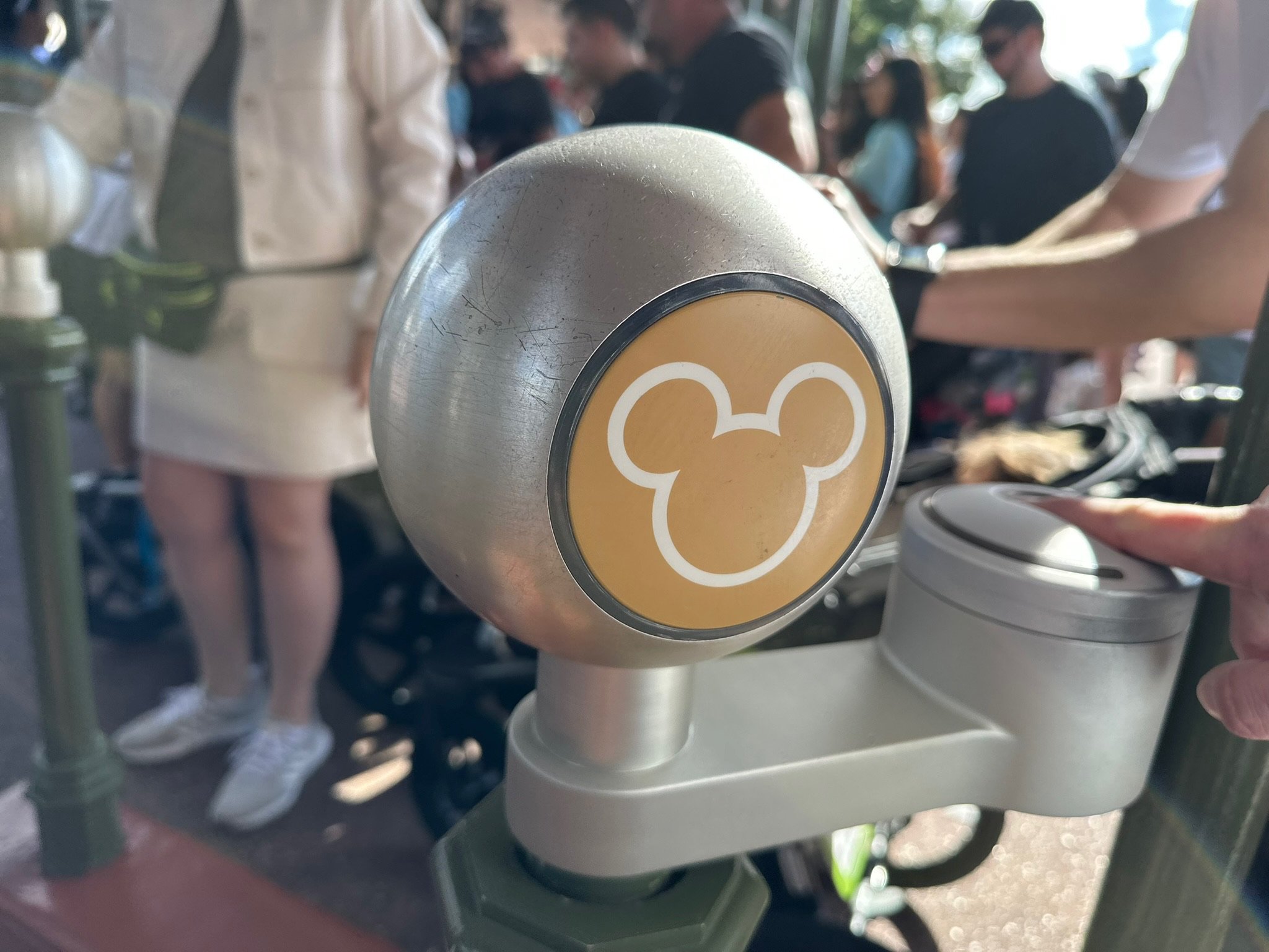 Disney fast pass scanner gate