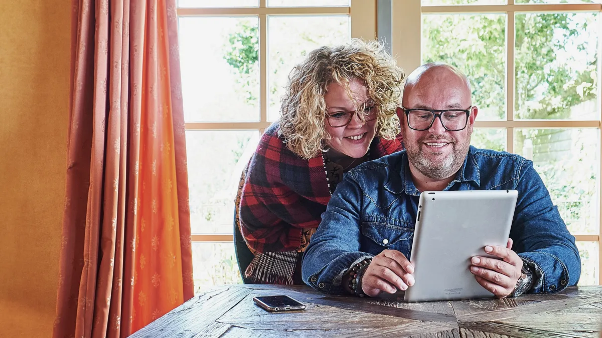 Blank koppel vraagt subsidie isolatie aan via tablet