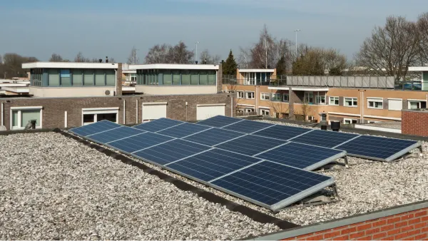 Zonnepanelen op plat dak