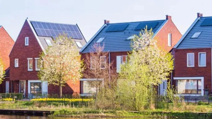 Zonnepanelen op een rij huizen in Nederland