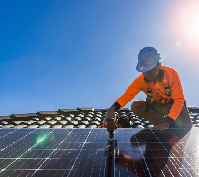 installateur die een zonnepaneel bevestigt aan een dak