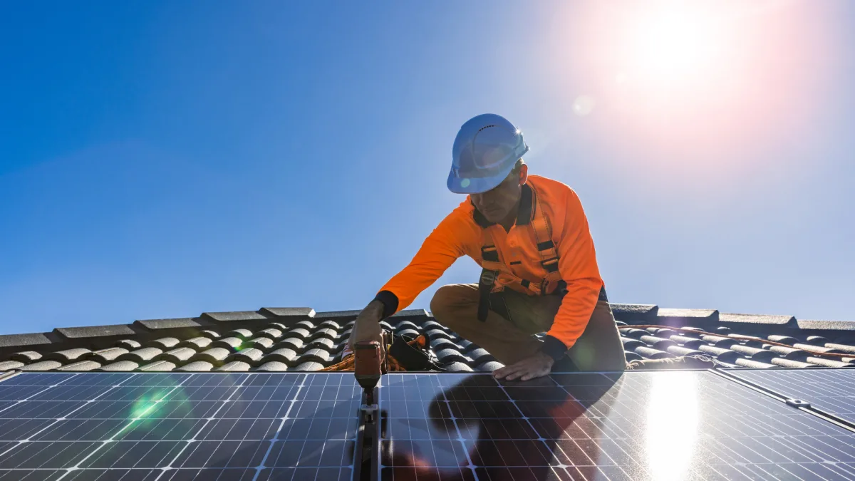 Zonnepanelen op dak plaatsen