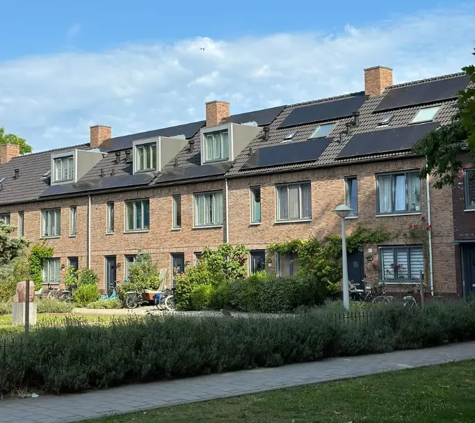 Wijk in Amsterdam met zwarte zonnepanelen