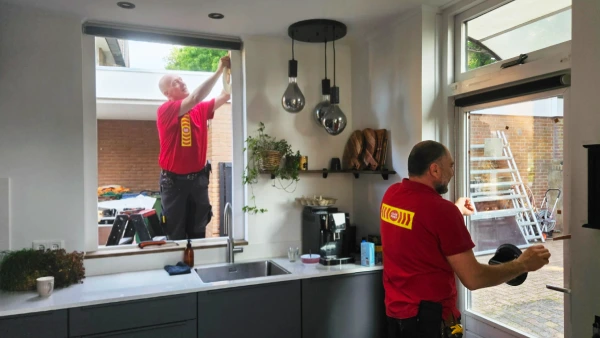twee installateurs plaatsen HR++ glas in bestaande kozijnen