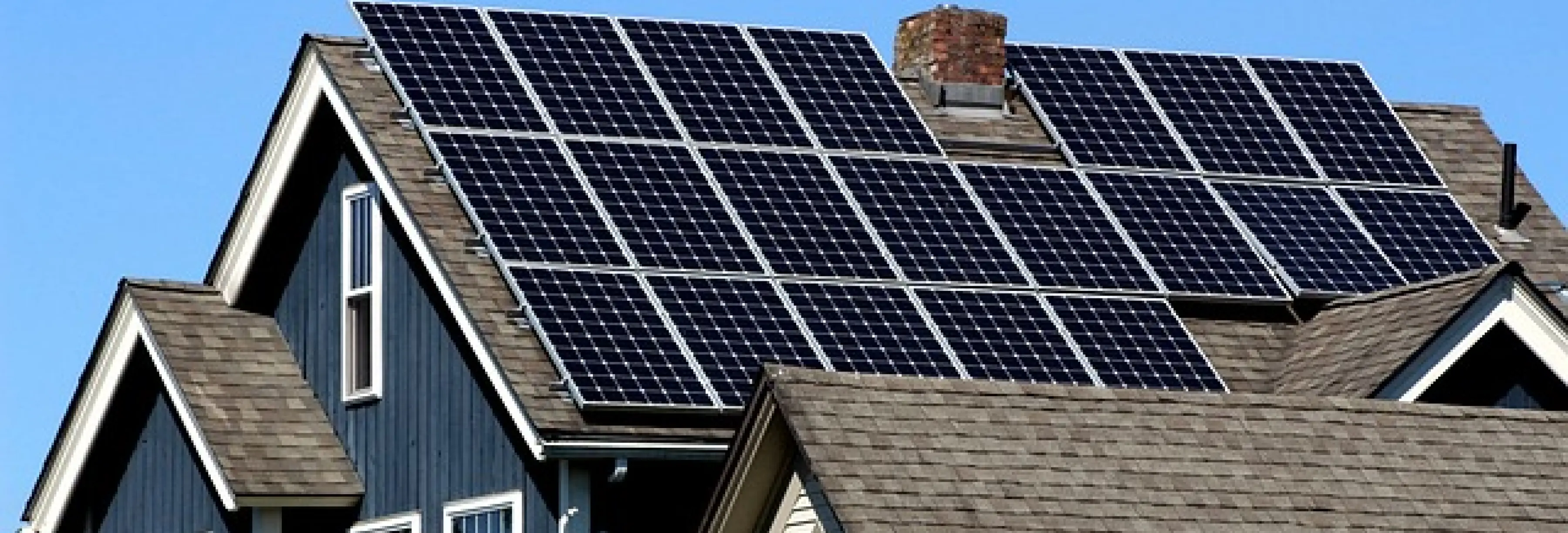 Woning met zonnepanelen op dak