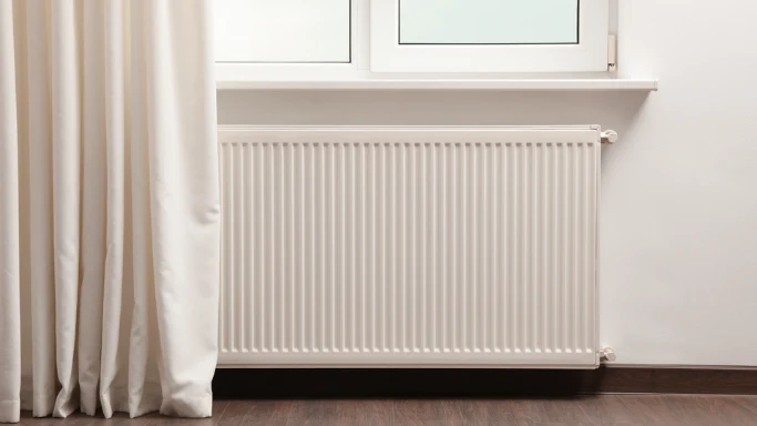 Lage temperatuurverwarming in een woning met witte gordijnen