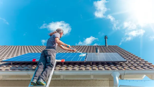 Waarmee moet je de zonnepanelen schoonmaken