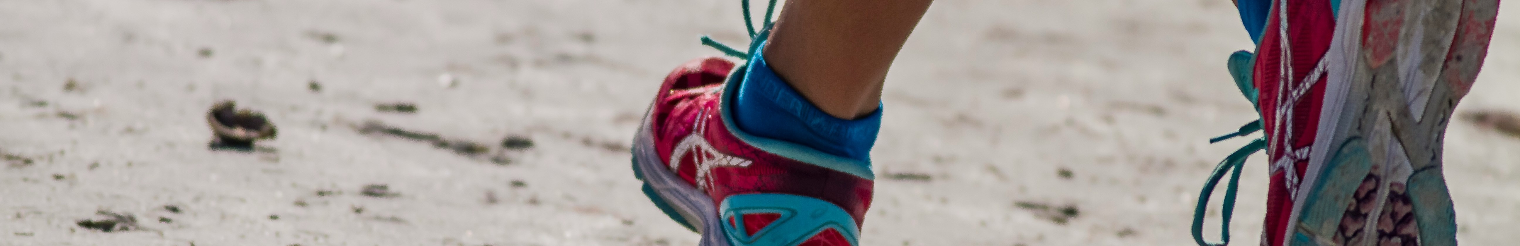 Zoom sur des chaussures de running rouges.