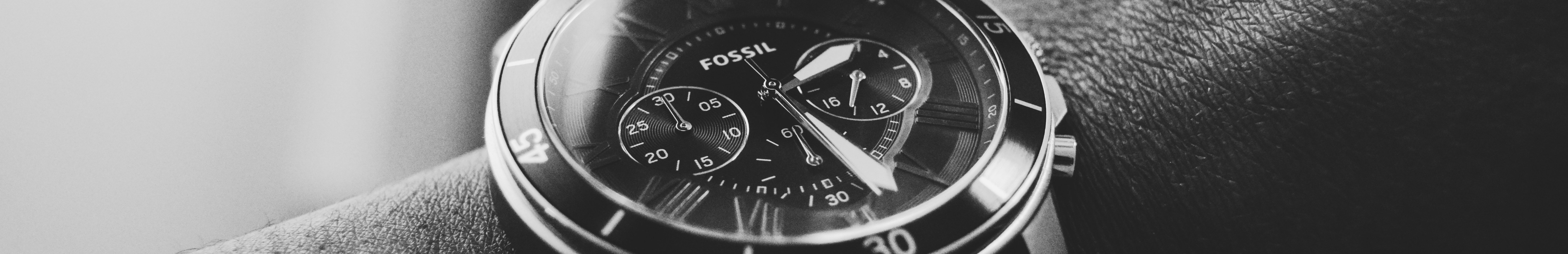 Montre Fossil portée au poignet, photo en noir et blanc.