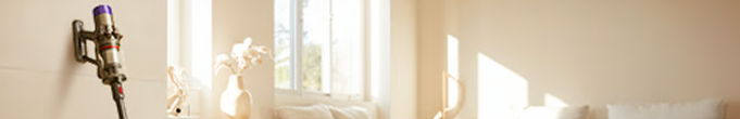 Aspirateur sans fil Dyson dans salon lumineux moderne.