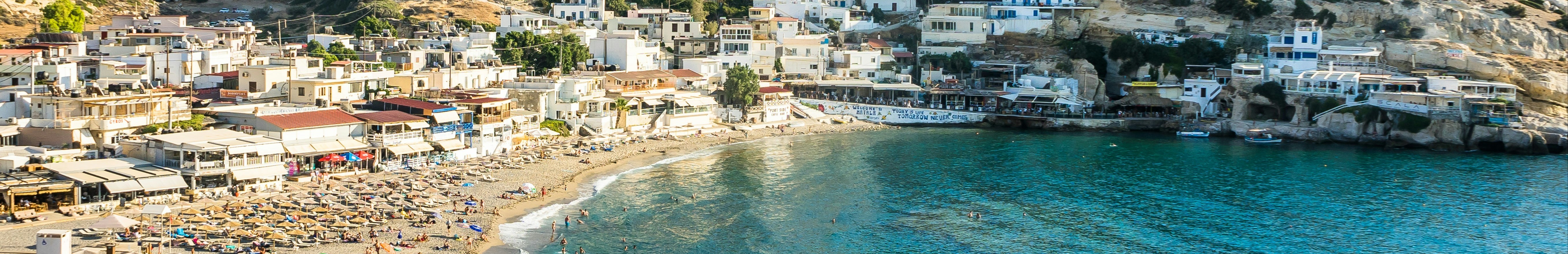 Plage avec des maisons en arrière plan.