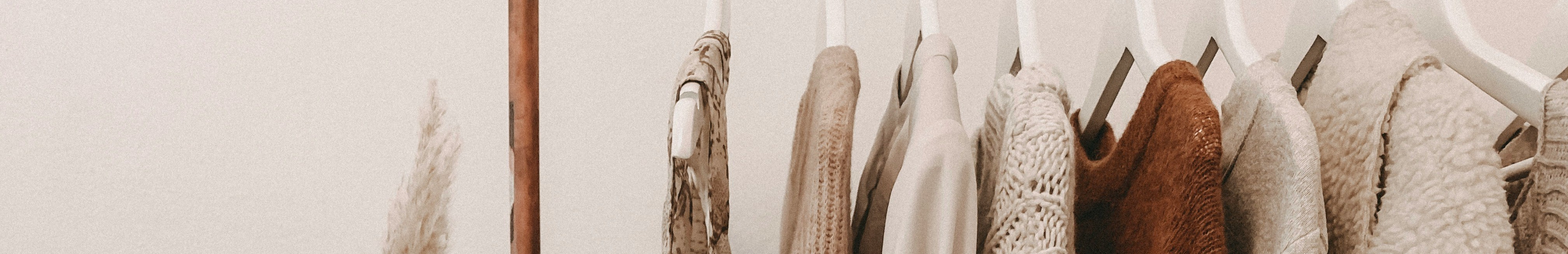 Portant avec des vêtements.