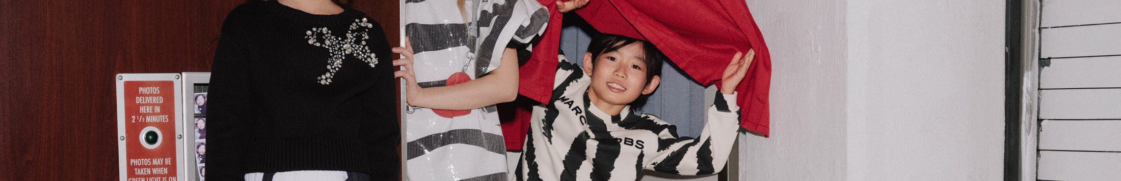 Trois enfants habillés en Marc Jacobs.