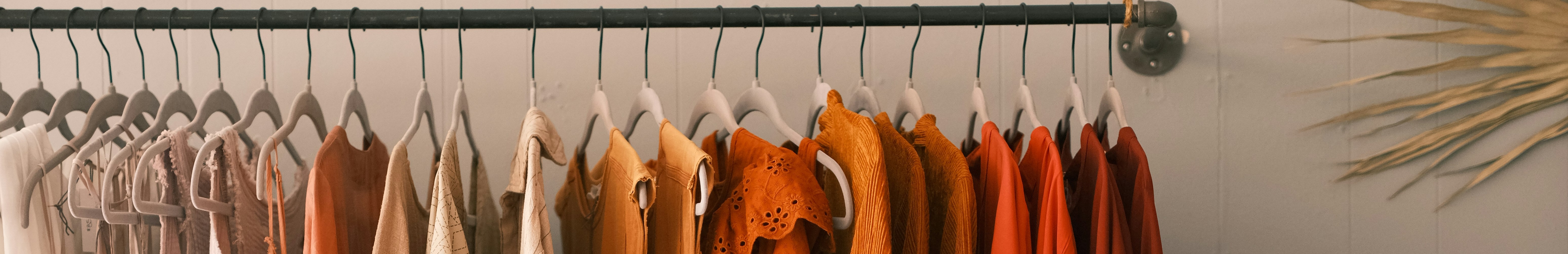 Vêtements colorés sur des cintres.