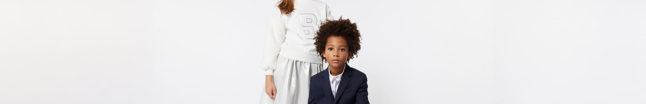 Deux enfants habillés en Hugo Boss.