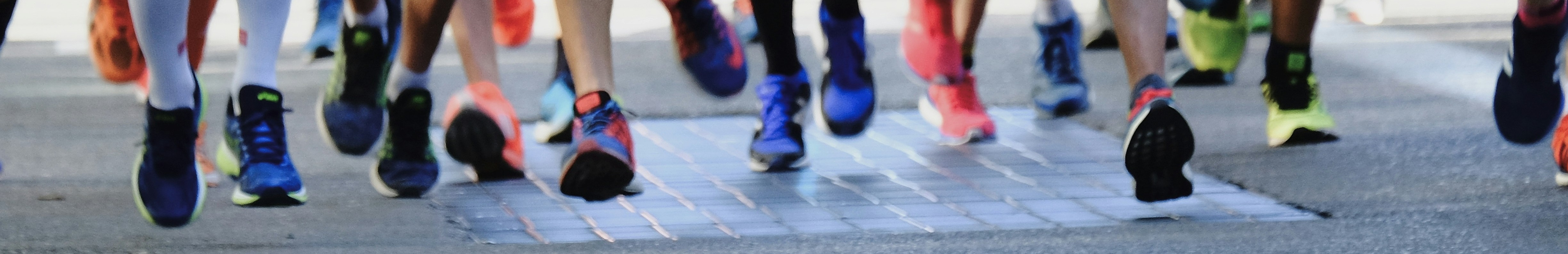 Groupe de personnes courant pour un marathon.