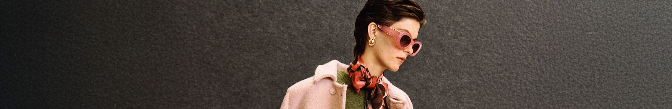 Femme chic habillée en Tara Jarmon.