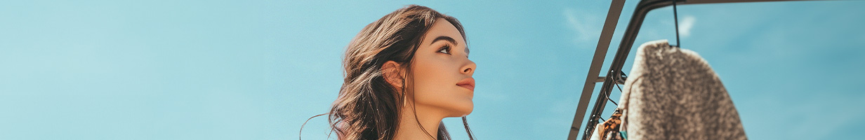 Belle femme sous un ciel bleu.