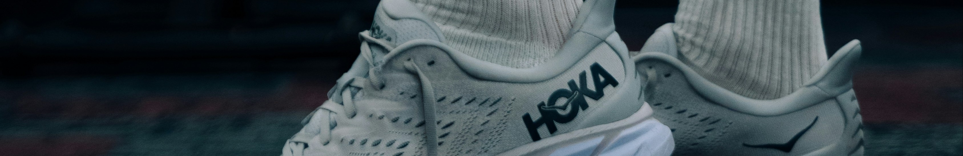 Chaussures de running HOKA.