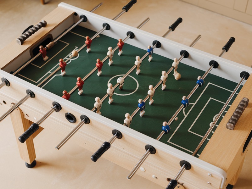 Vue plongeante sur une table de babyfoot.