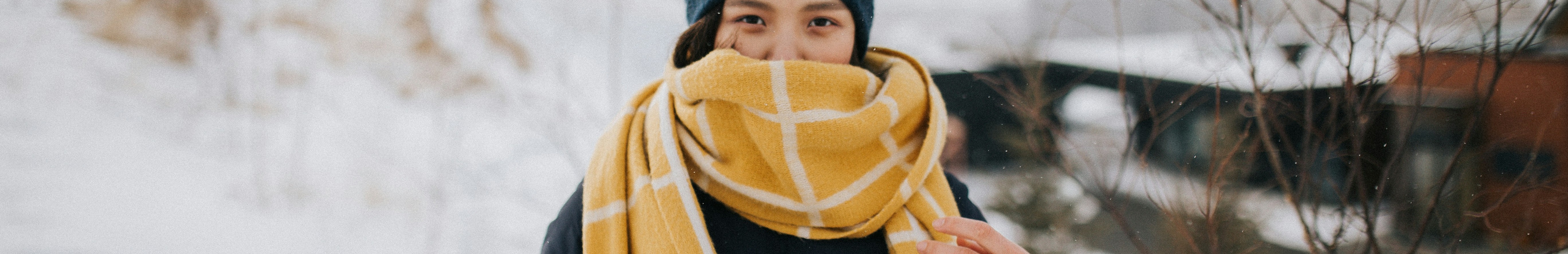 Femme portant une écharpe jaune.