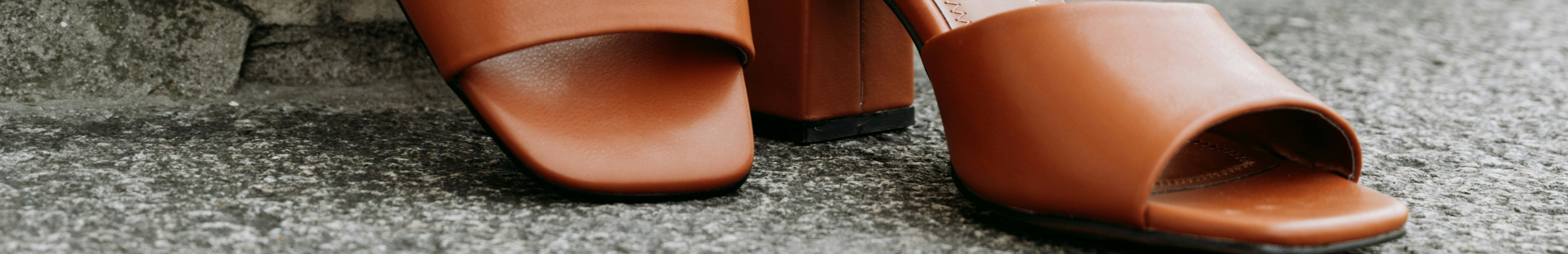 Mules marron à talon.