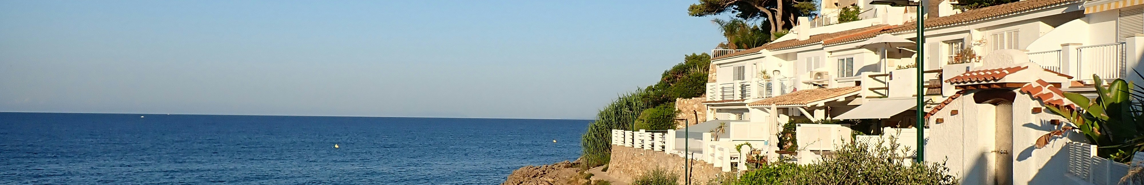 Maisons situées sur la côte, face à la mer à Salou, en Espagne.
