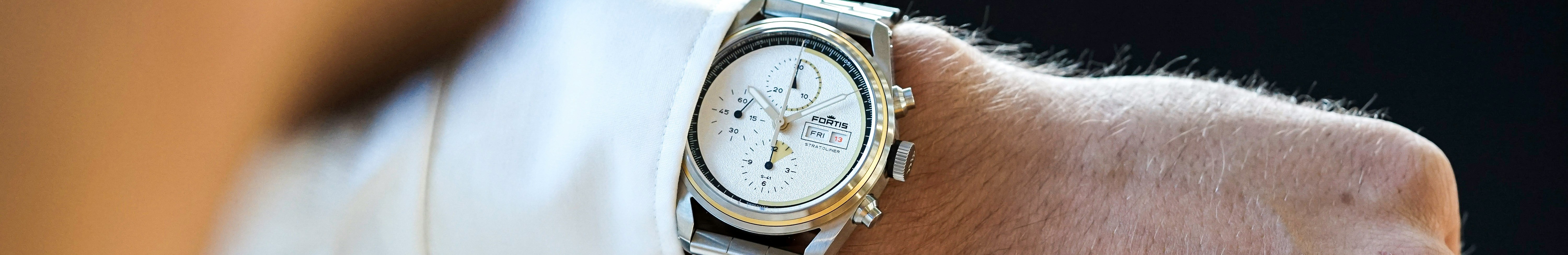 Gros plan d'une personne portant une montre au poignet.
