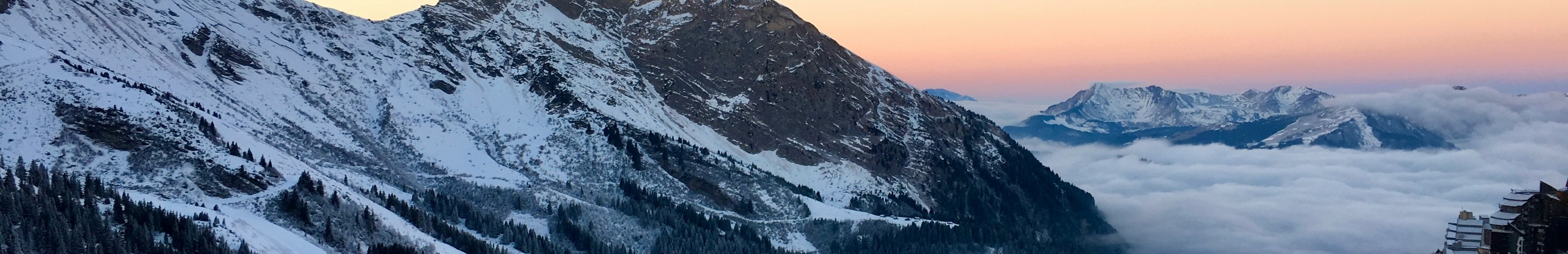 Montagne émergeant au-dessus des nuages.