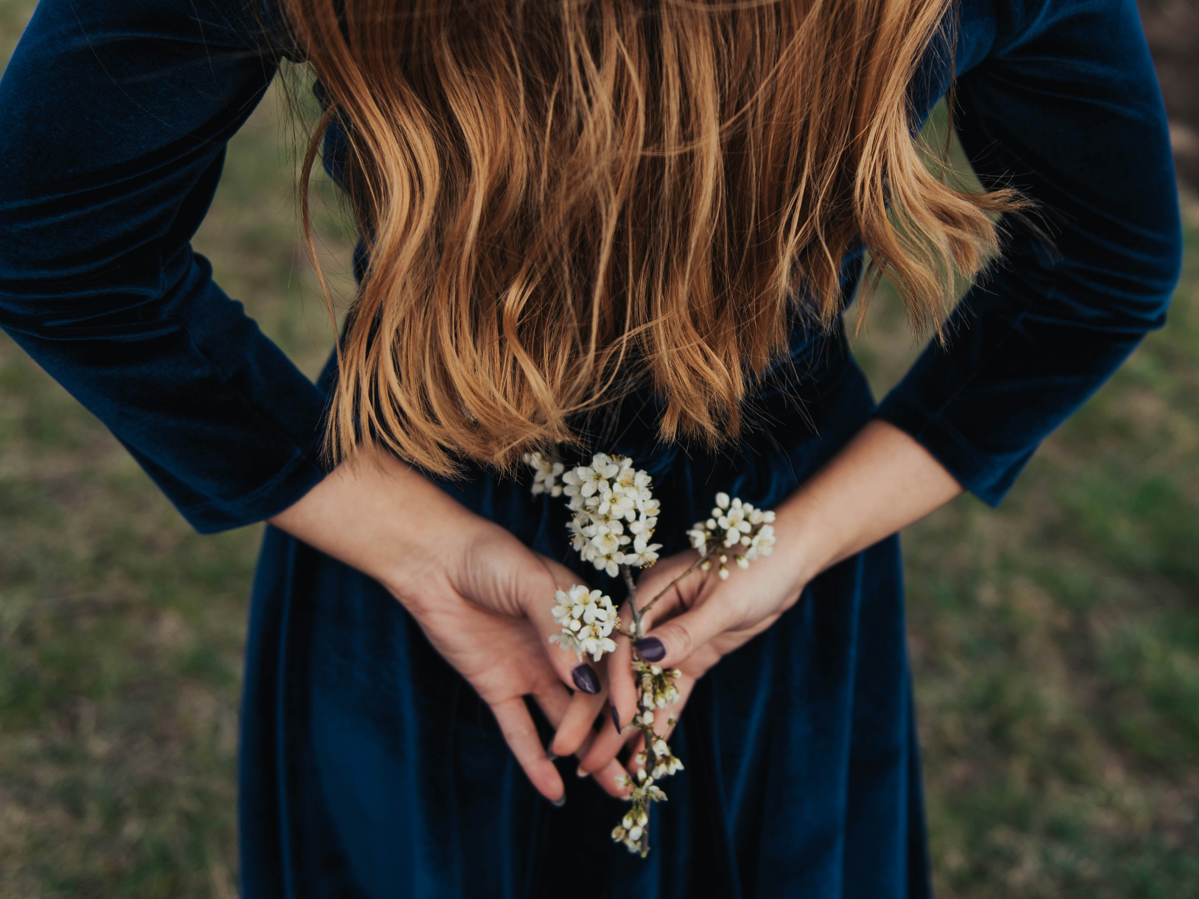 ARTICLE_COMMENT_ACCESSOIRISER_UNE_ROBE_BLEU_MARINE_POUR_UN_MARIAGE_listing