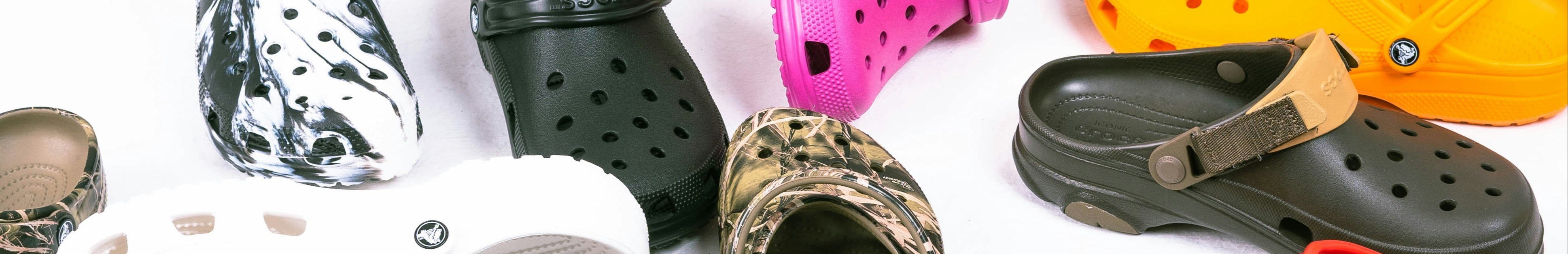 Crocs de différents coloris.